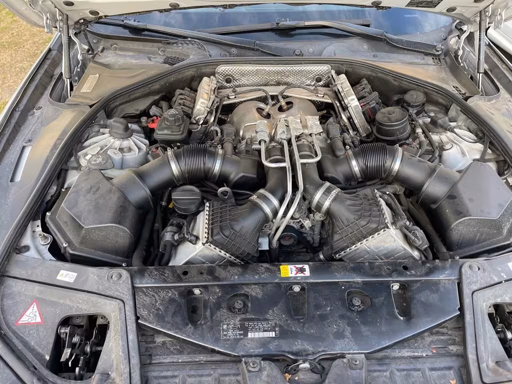 2014 BMW M5 - WBSFV9C53ED592977 - Image #21